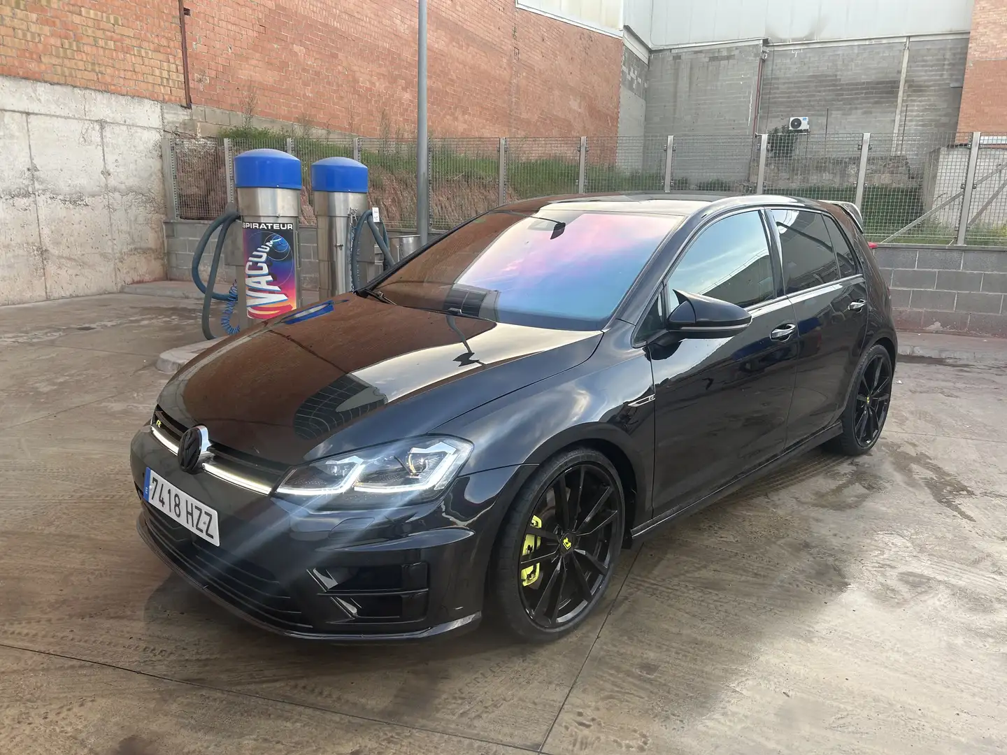 Volkswagen Golf R - 1