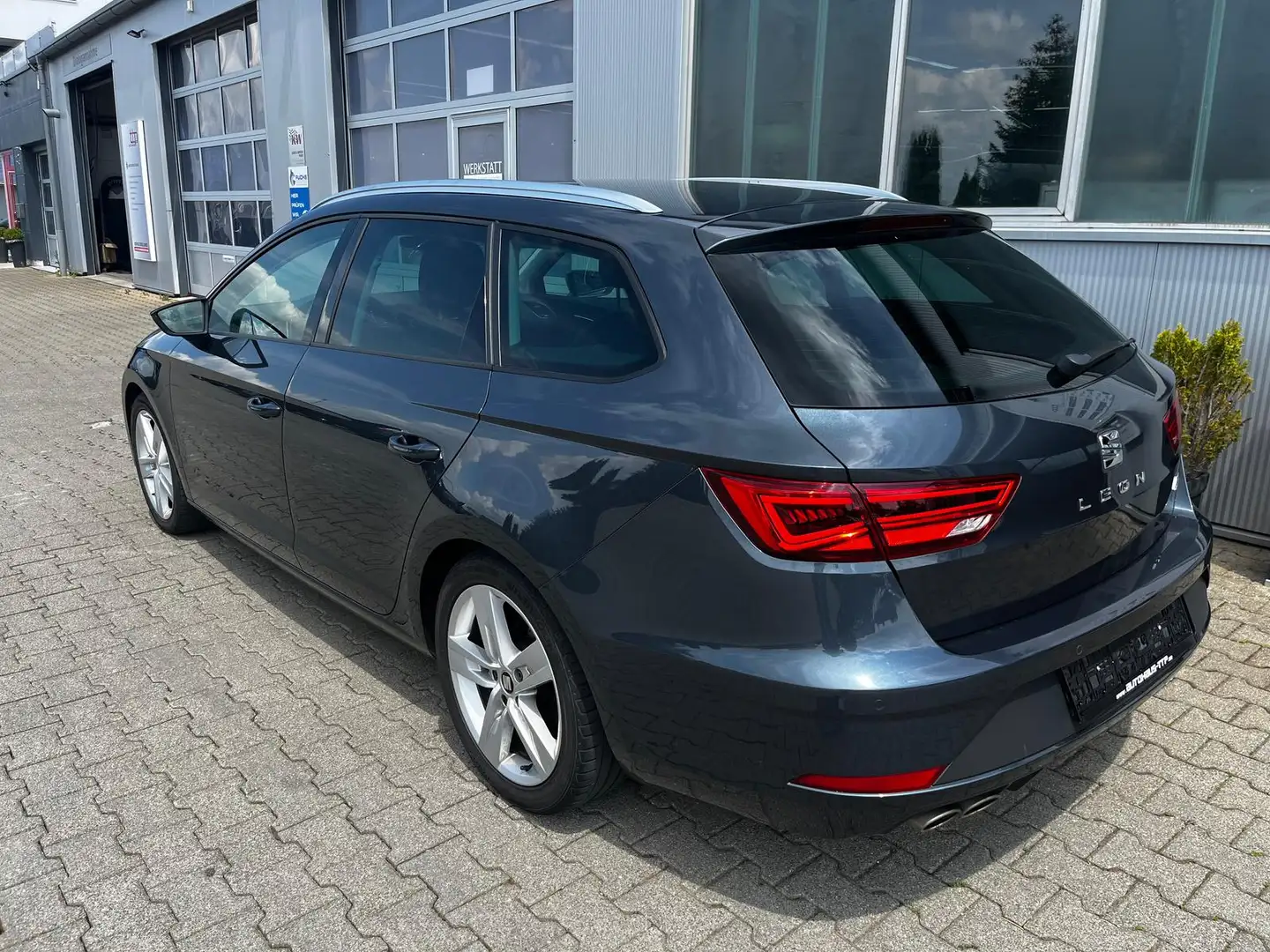 SEAT Leon ST 1.5 TSI FR Navi LED Sitzheizung PDC Gris - 2