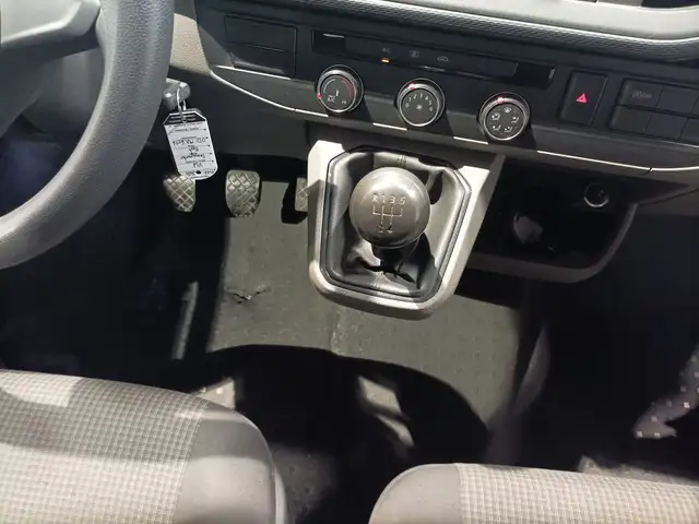 Volkswagen Transporter view 13