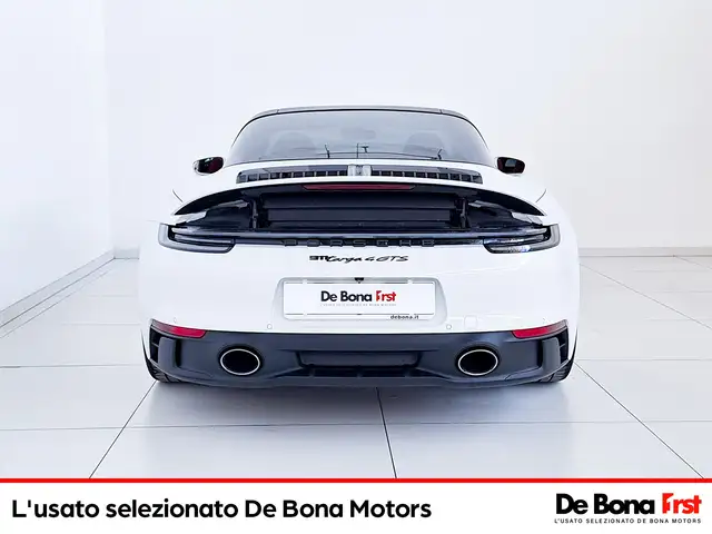 Porsche 911 view 5