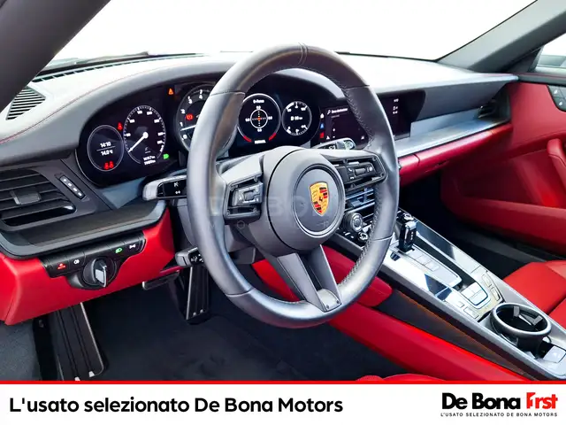 Porsche 911 view 10