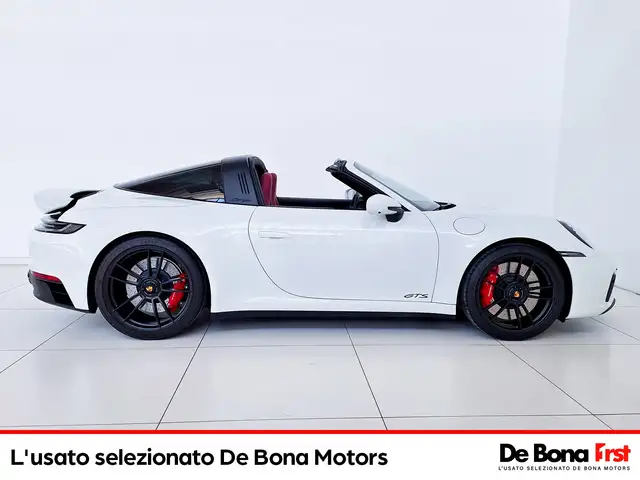 Porsche 911 view 6