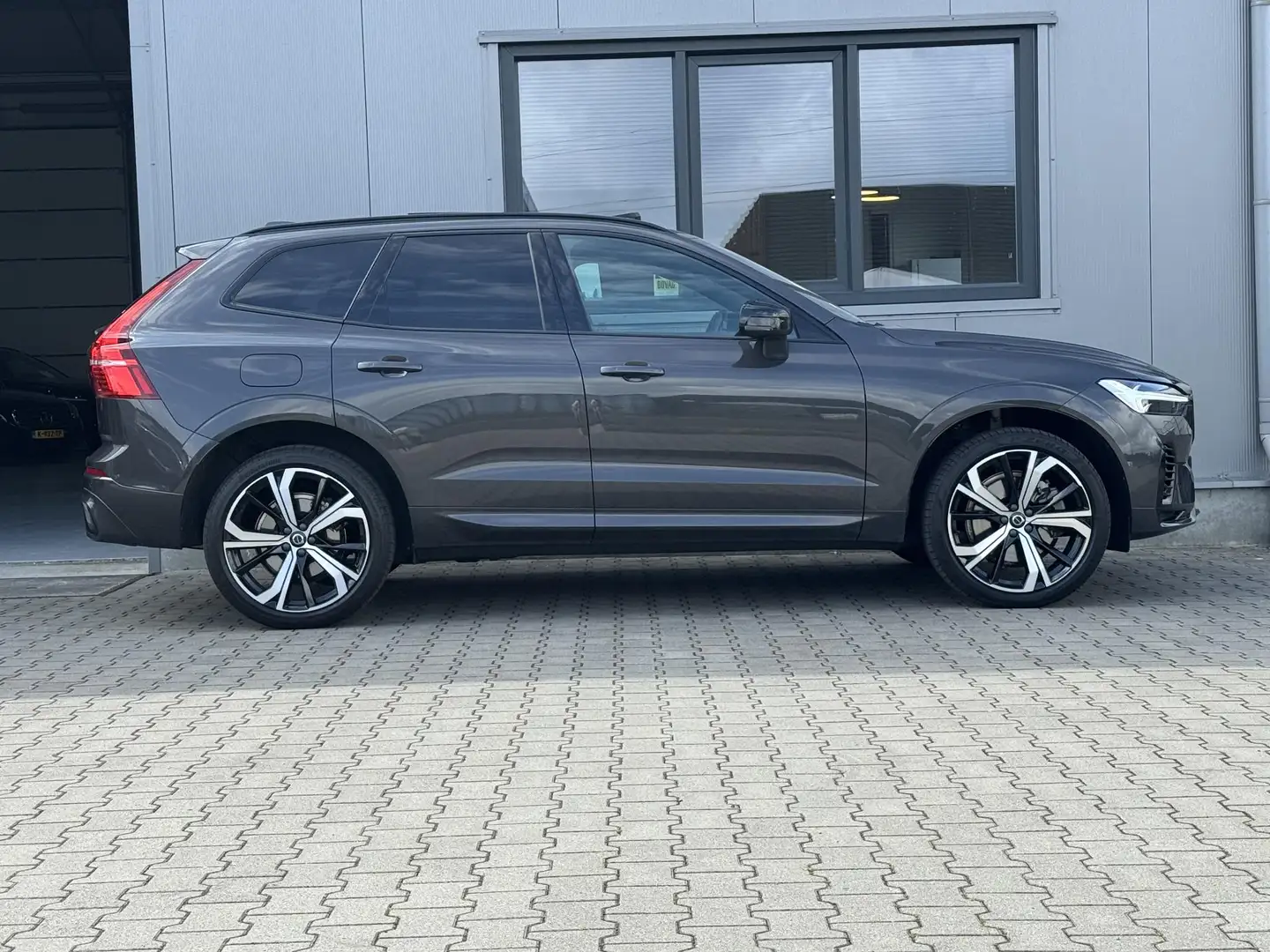 Volvo XC60 2.0 T6 Plug-in hybrid AWD R-Design 349 PK | Pano | Grijs - 2