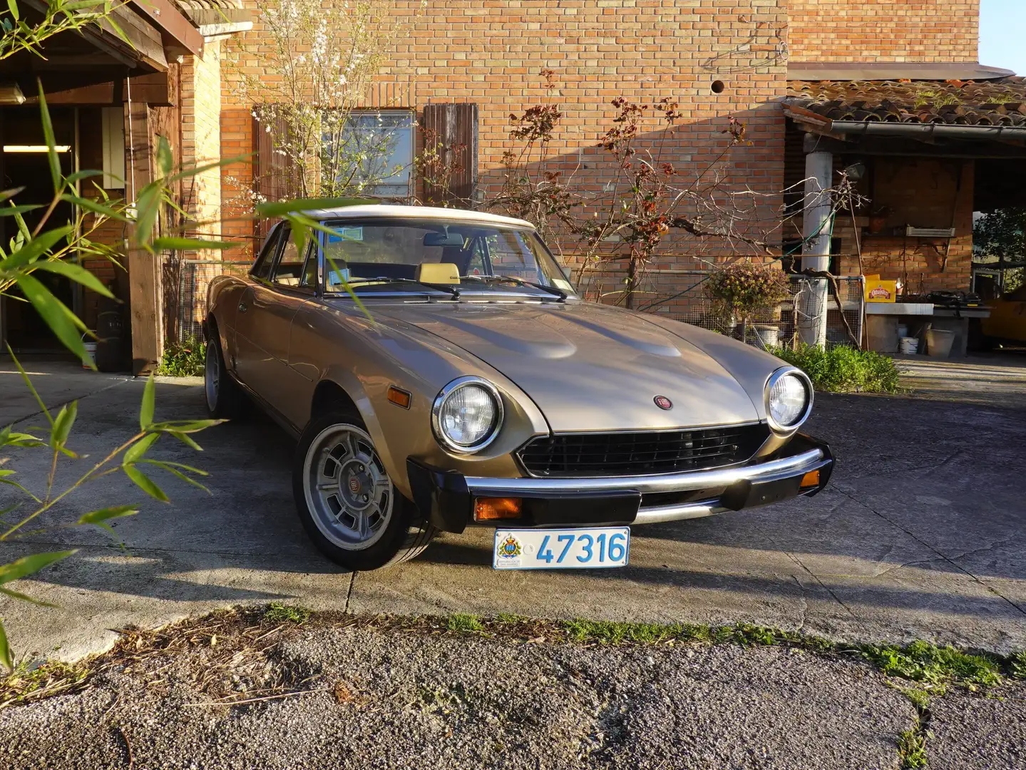 Fiat 124 Spider 124 2000 America 50th anniversario Pininfarina Oro - 1