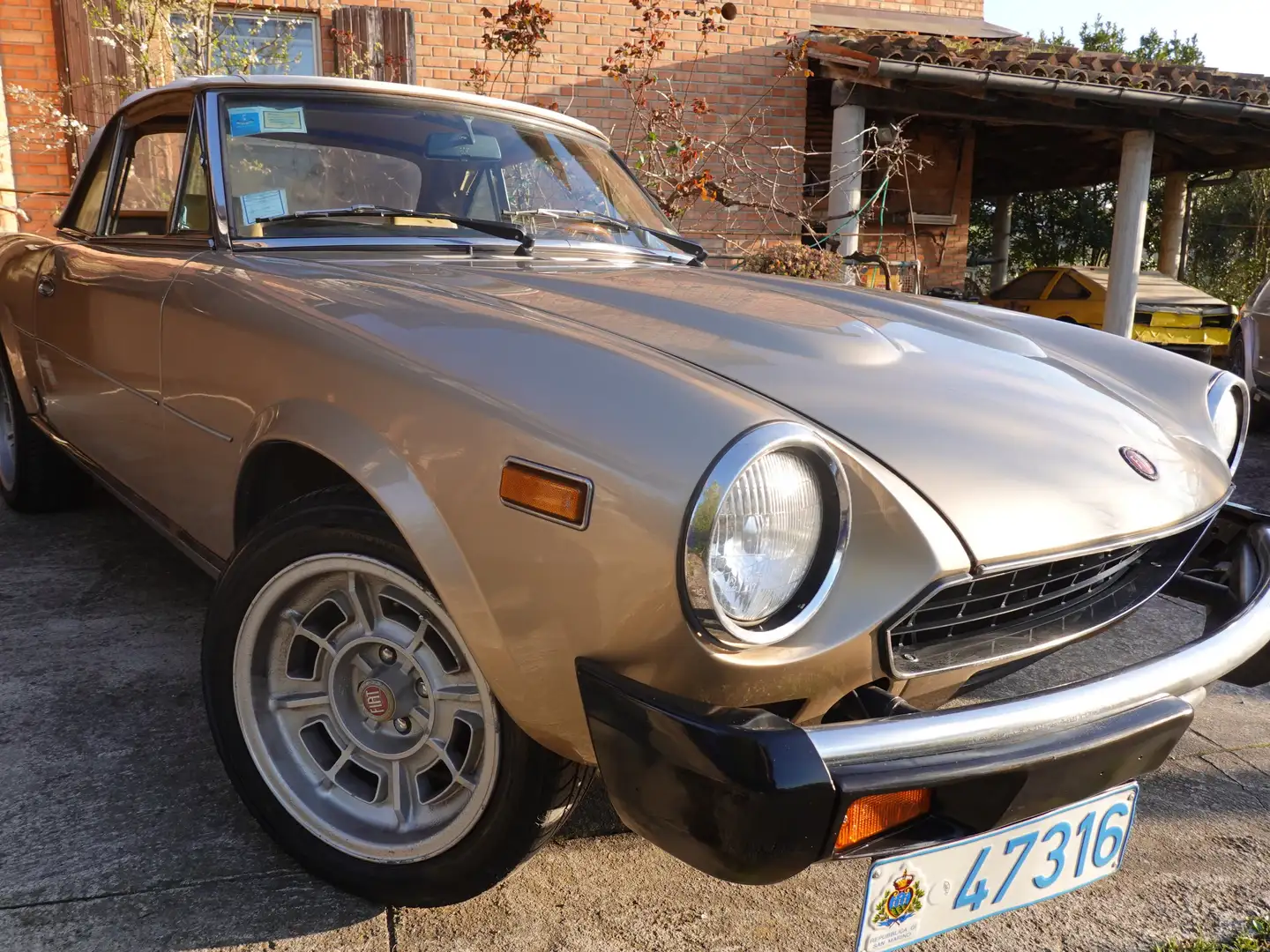 Fiat 124 Spider 124 2000 America 50th anniversario Pininfarina Oro - 2
