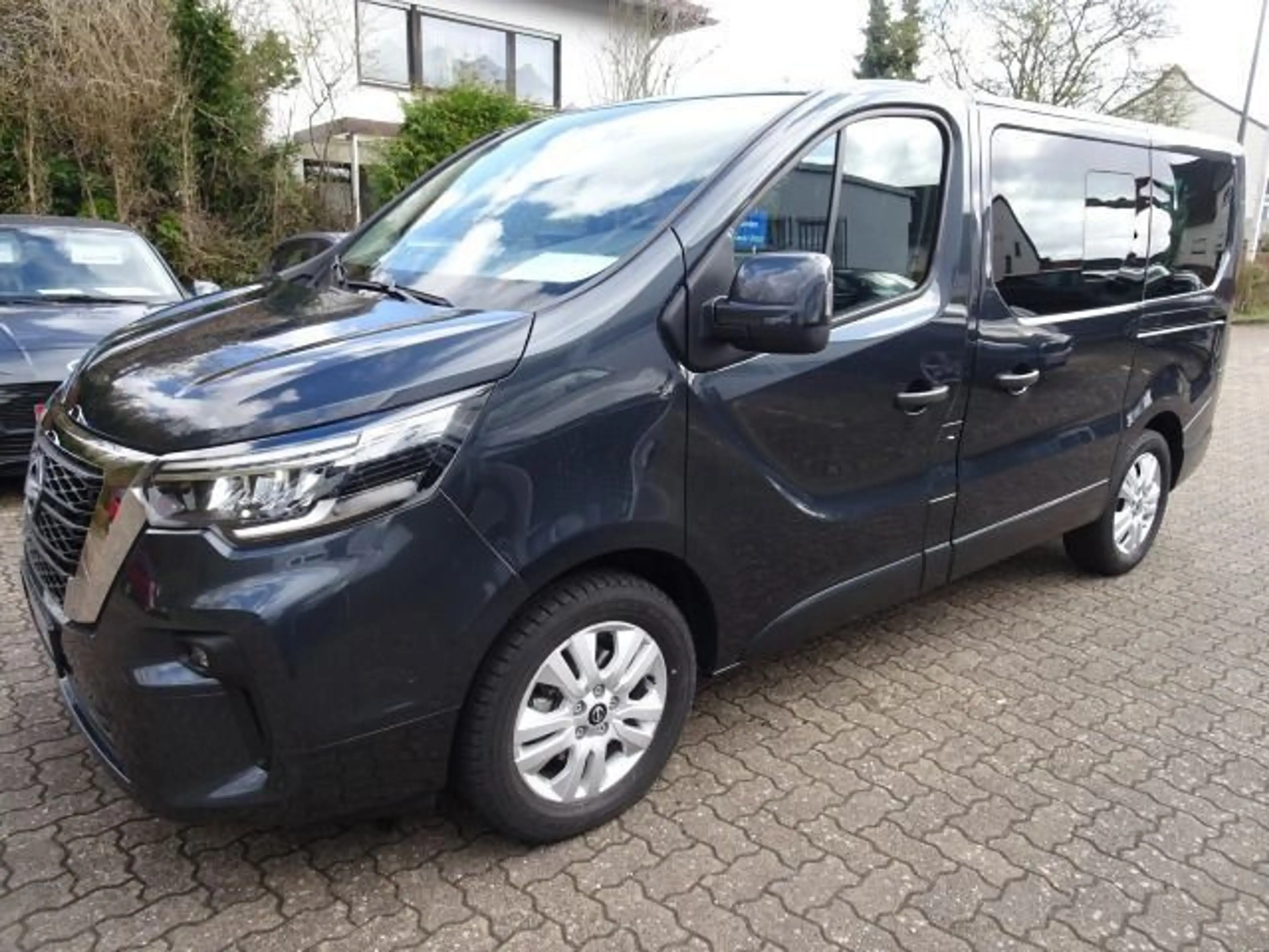 Nissan Primastar 2,8t dCI 150 Tekna 8 Sitzer — photo 2