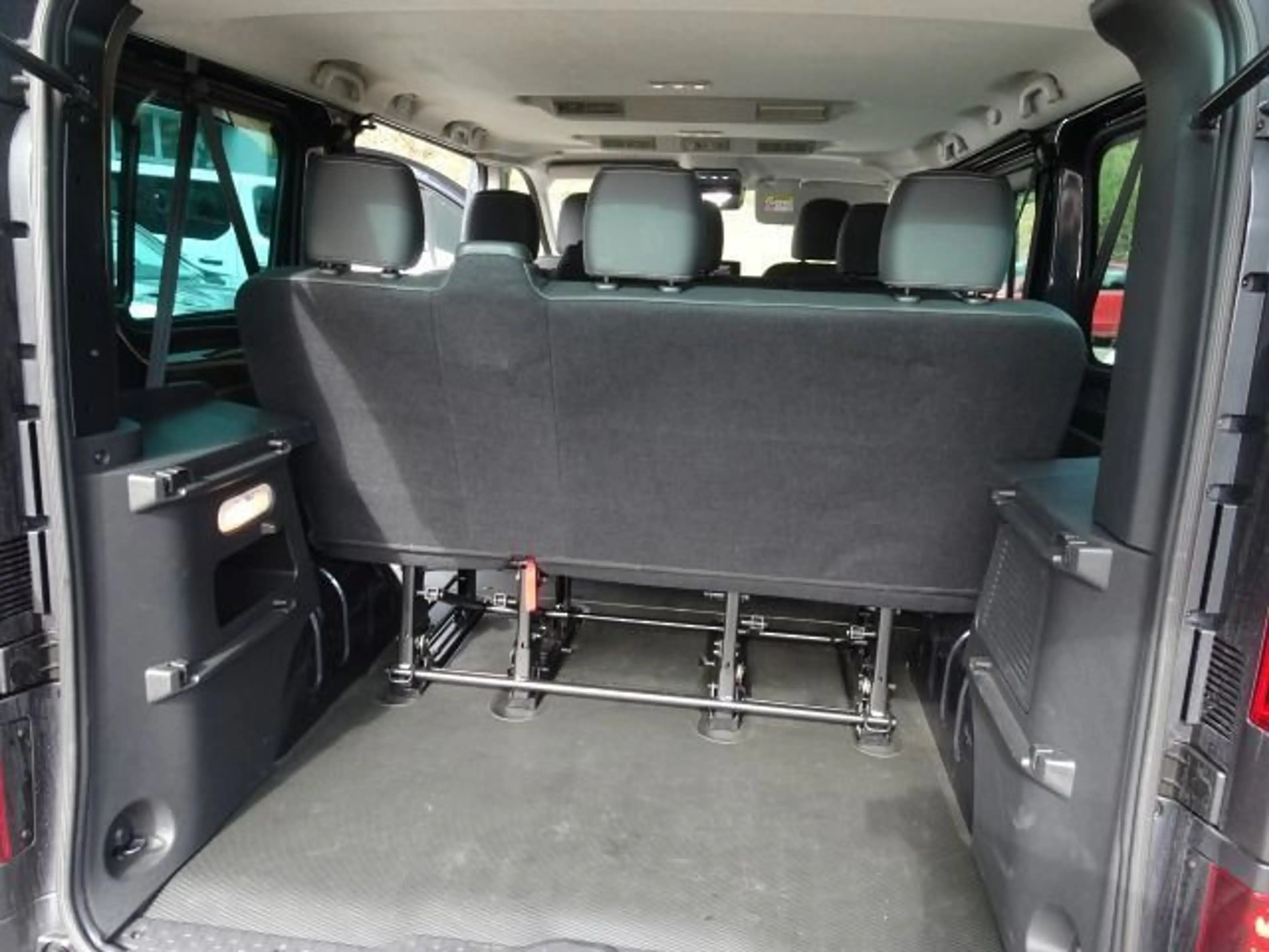 Nissan Primastar 2,8t dCI 150 Tekna 8 Sitzer — photo 12