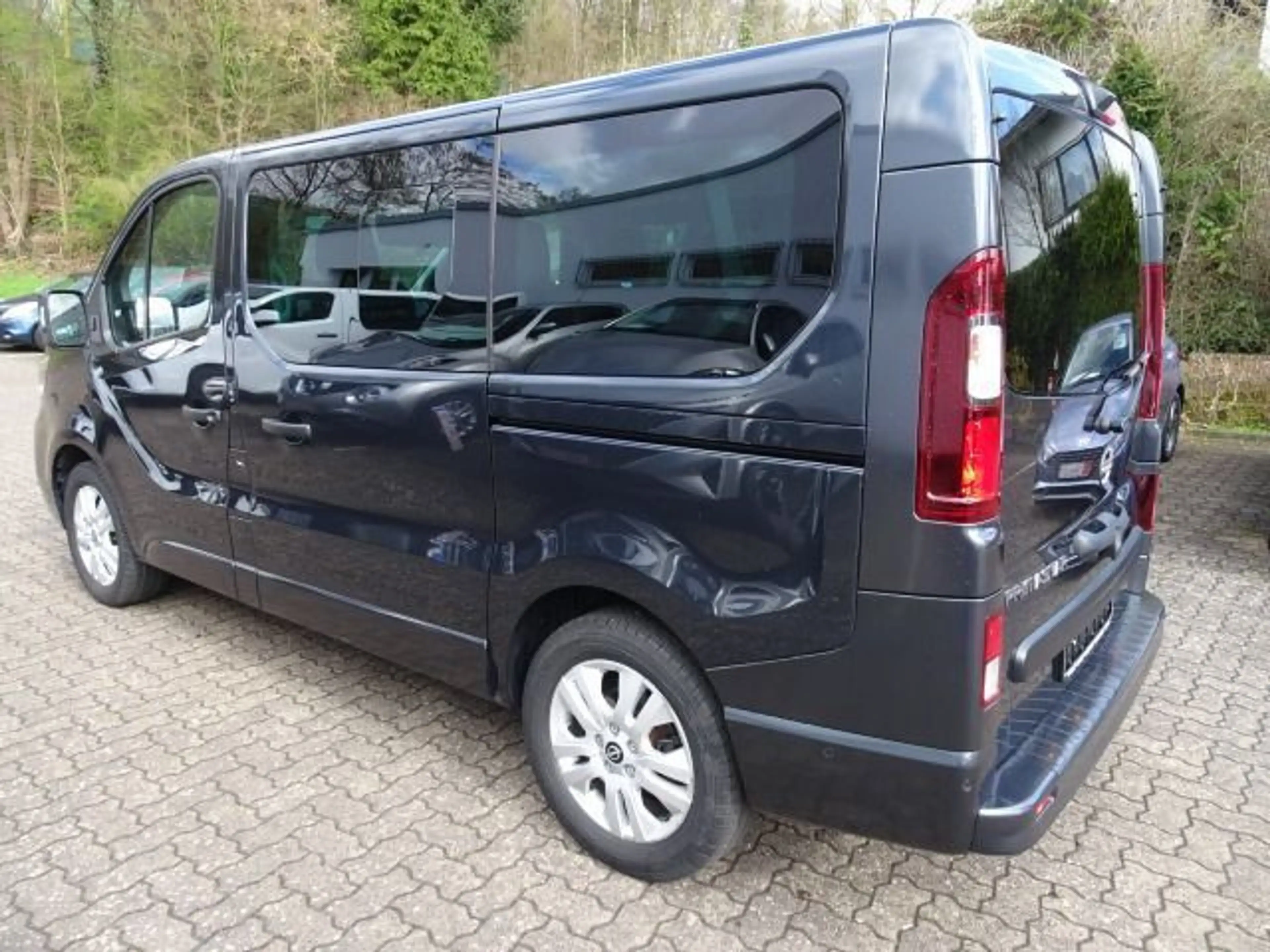 Nissan Primastar 2,8t dCI 150 Tekna 8 Sitzer — photo 3