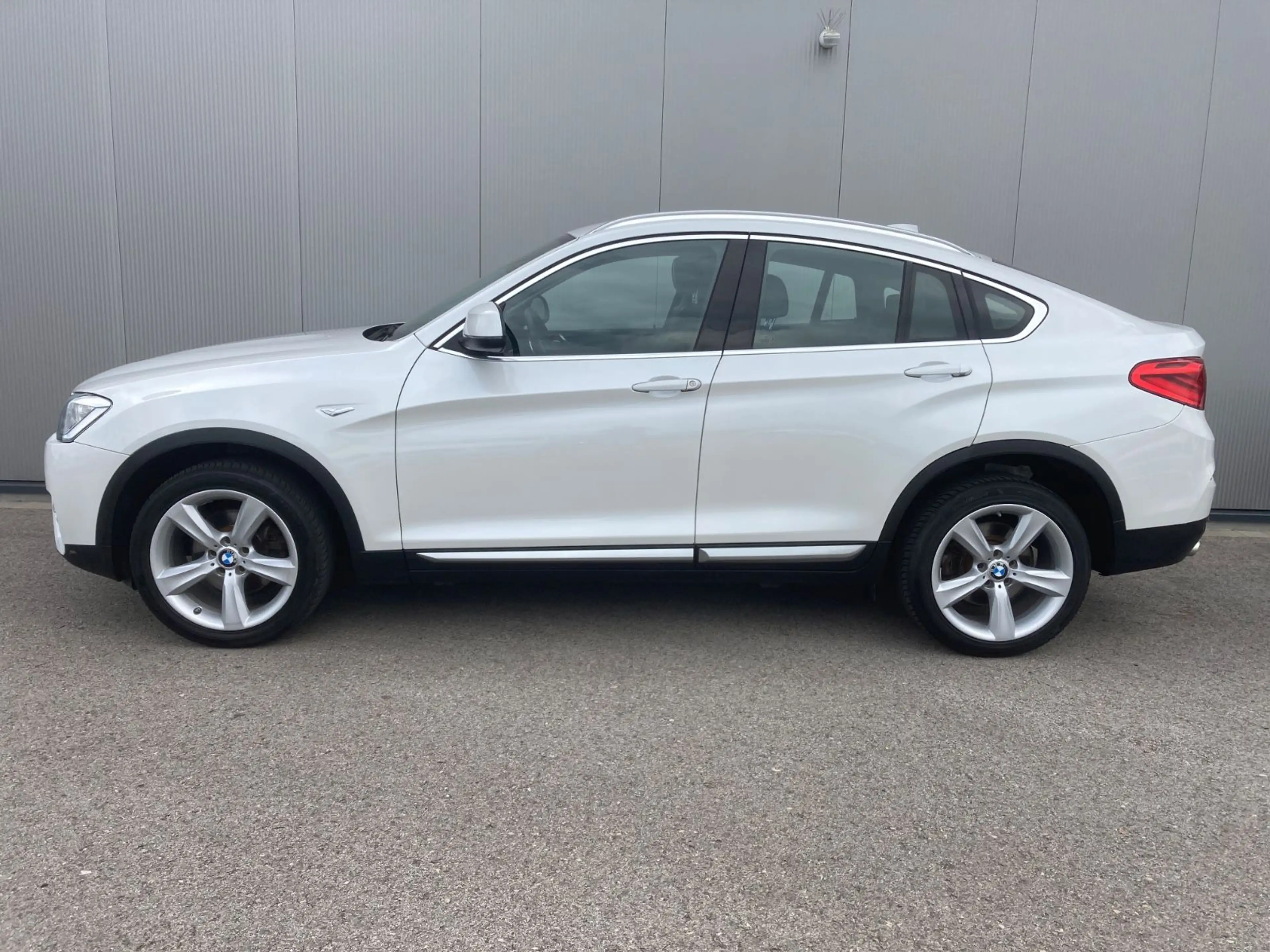 BMW X4 xDrive20dA*Glasdach*Sportsitz*HiFi*X-Line