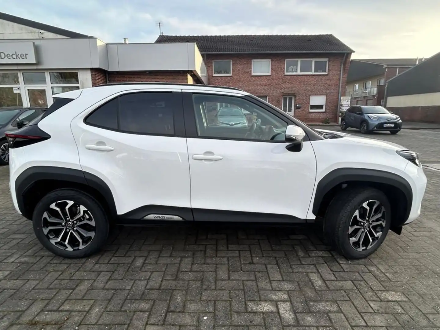 Toyota Yaris Cross Hybrid 130 1.5 VVT-i Teamplayer (XPB1) Weiß - 2