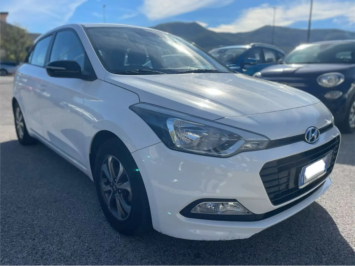 Hyundai i20 1.2 ECONEXT 75CV Weiß - 1