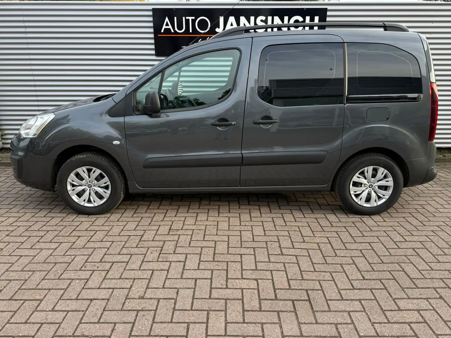 Peugeot Partner Tepee 1.2 PureTech Allure met 97.832km!! | Trekhaa Grijs - 2