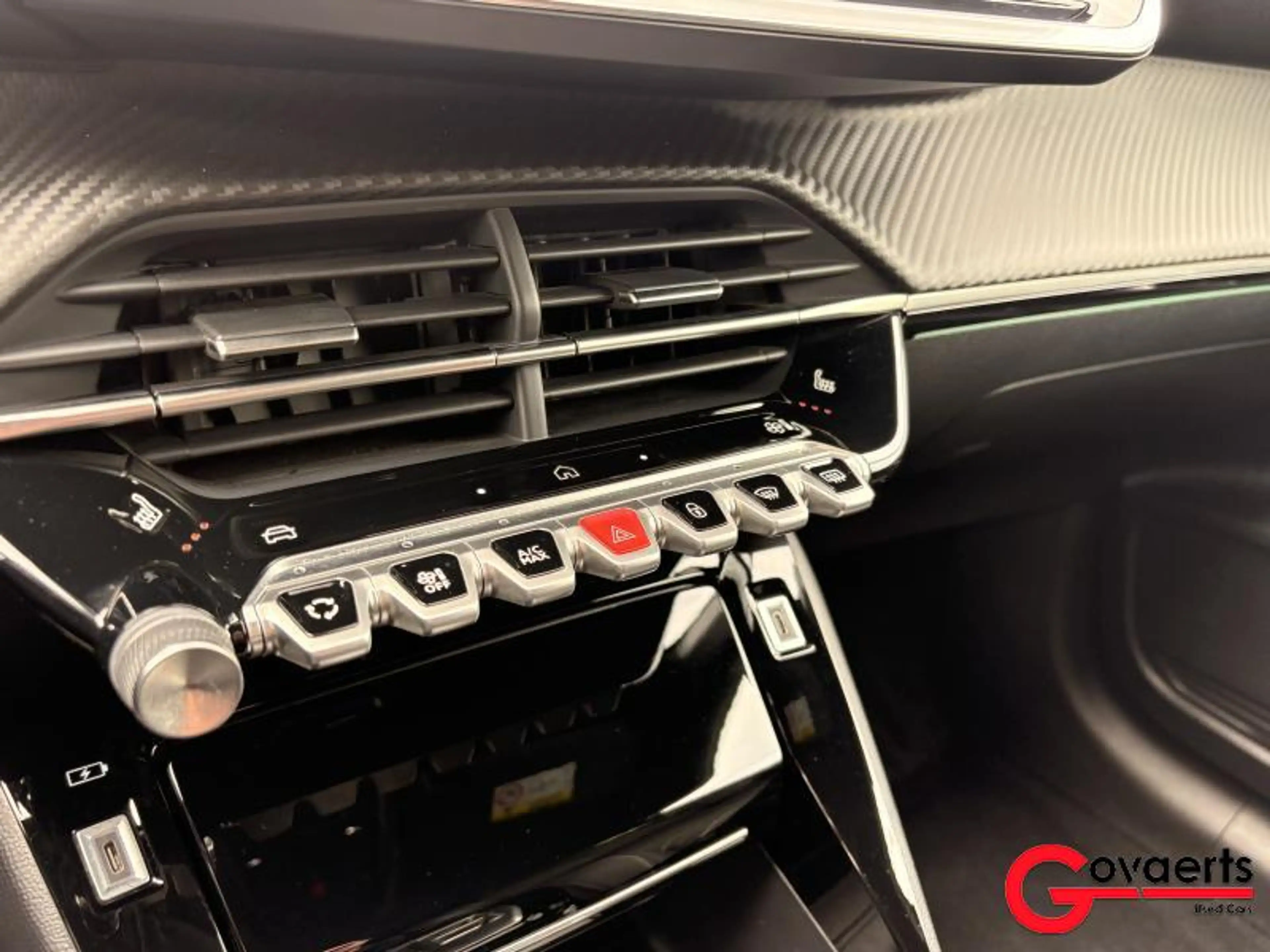 Peugeot 208 GT Line — photo 10