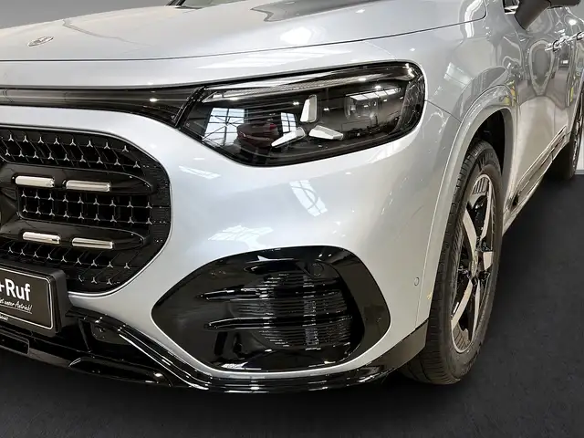 Mercedes-Benz GLB view 3