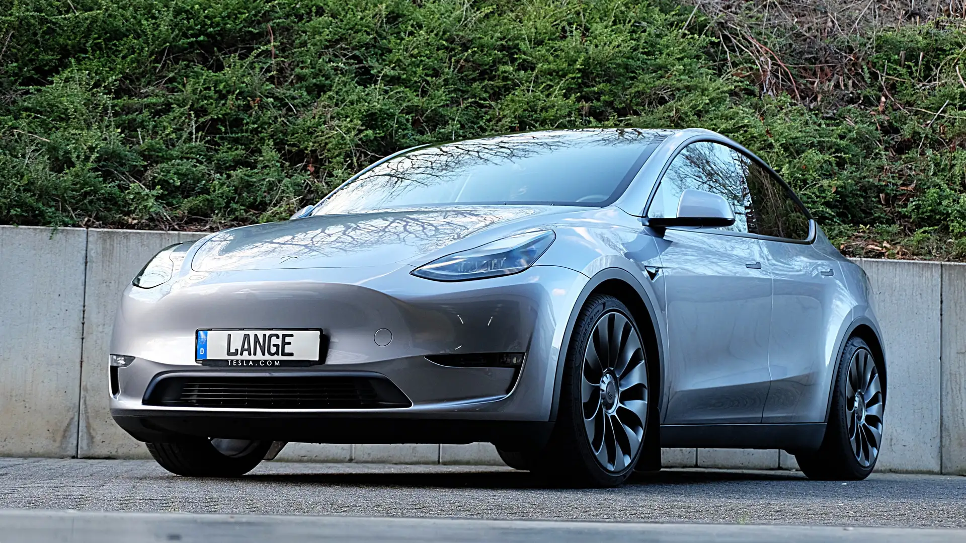 Tesla Model Y Performance Dual AWD, AHK, in neuwertigem Zustand Grau - 1