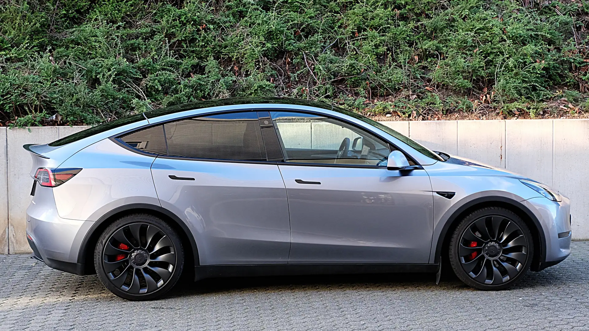Tesla Model Y Performance Dual AWD, AHK, in neuwertigem Zustand Grau - 2