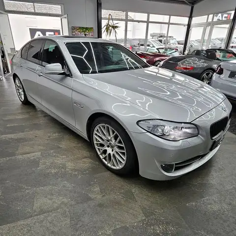BMW 5 Series view 10