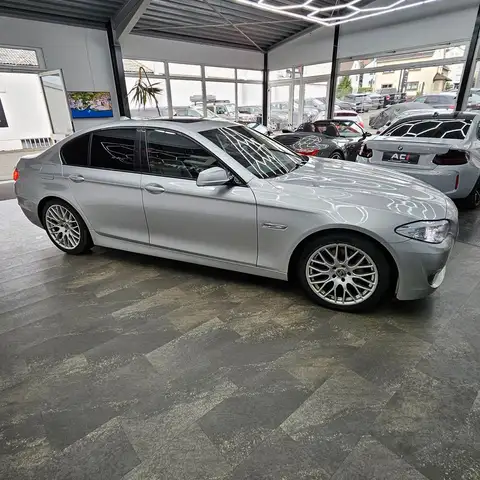 BMW 5 Series view 9