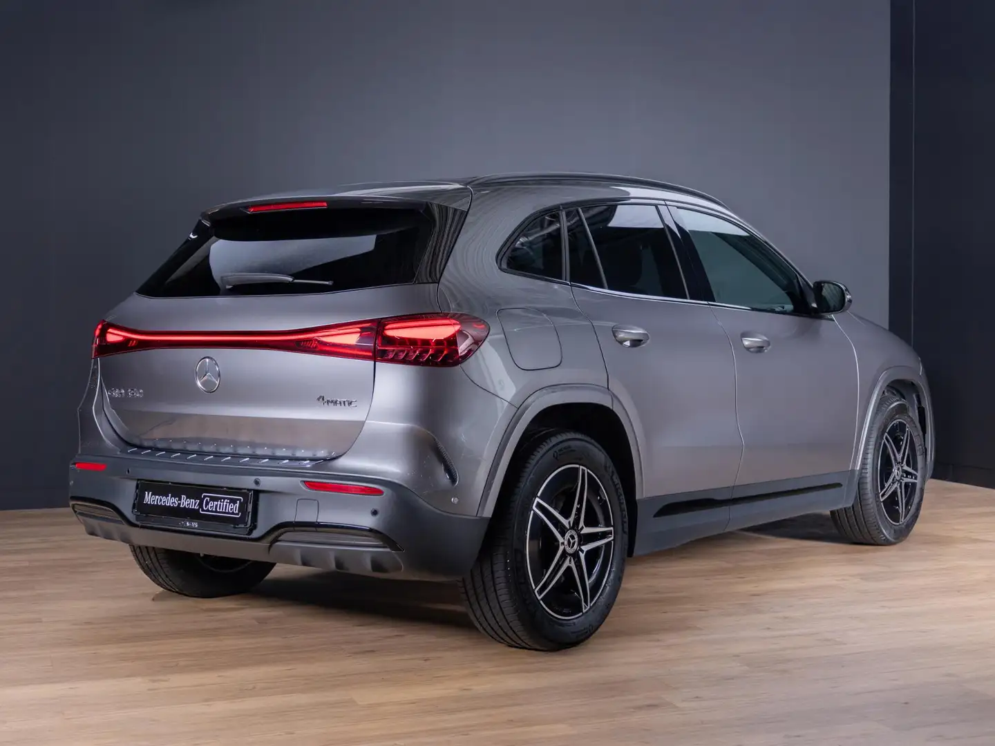 Mercedes-Benz EQA 350 4MATIC AMG Line 71 kWh Panorama dak Grijs - 2