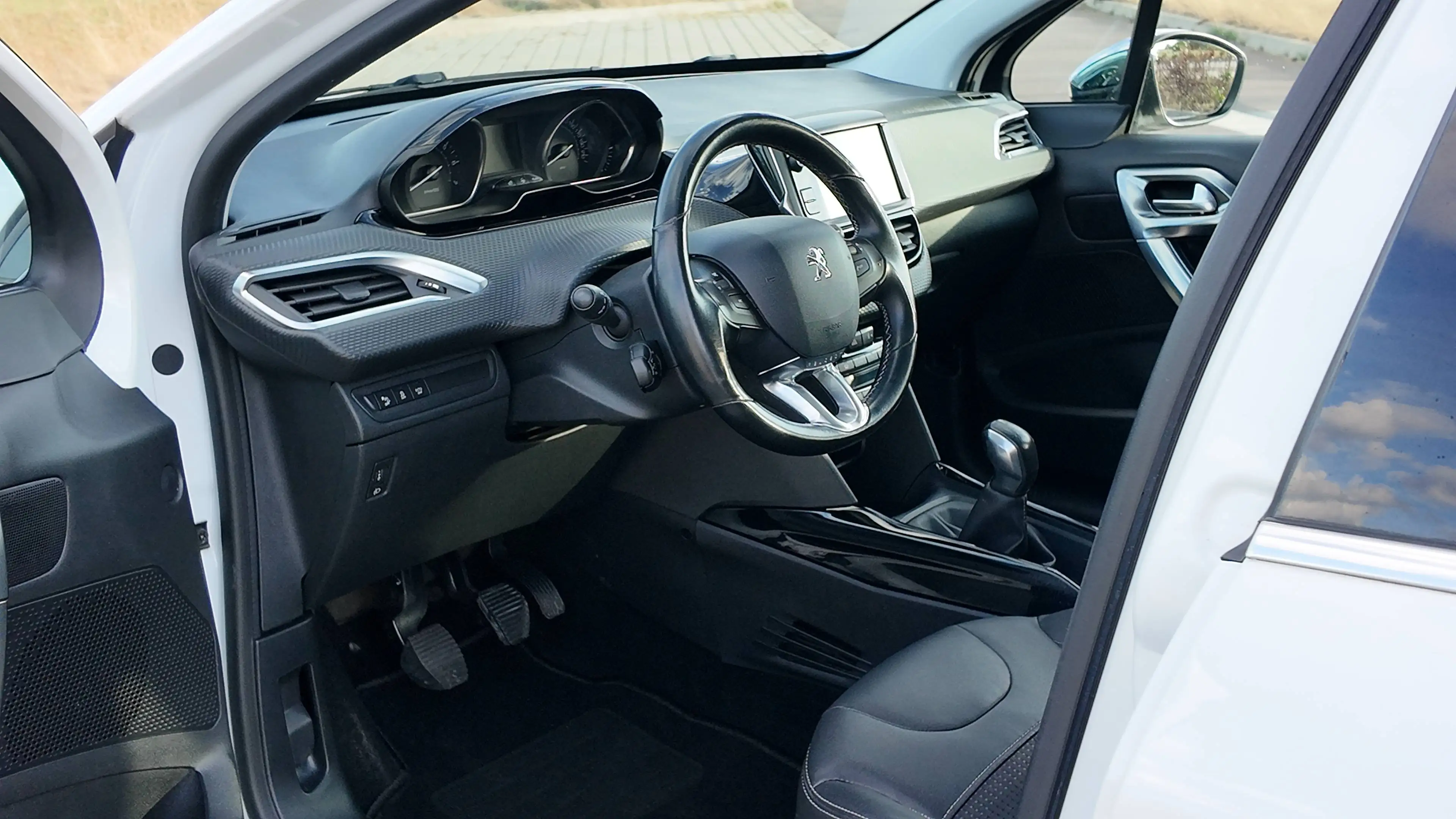 Peugeot 2008 Toit Panoramique — photo 9