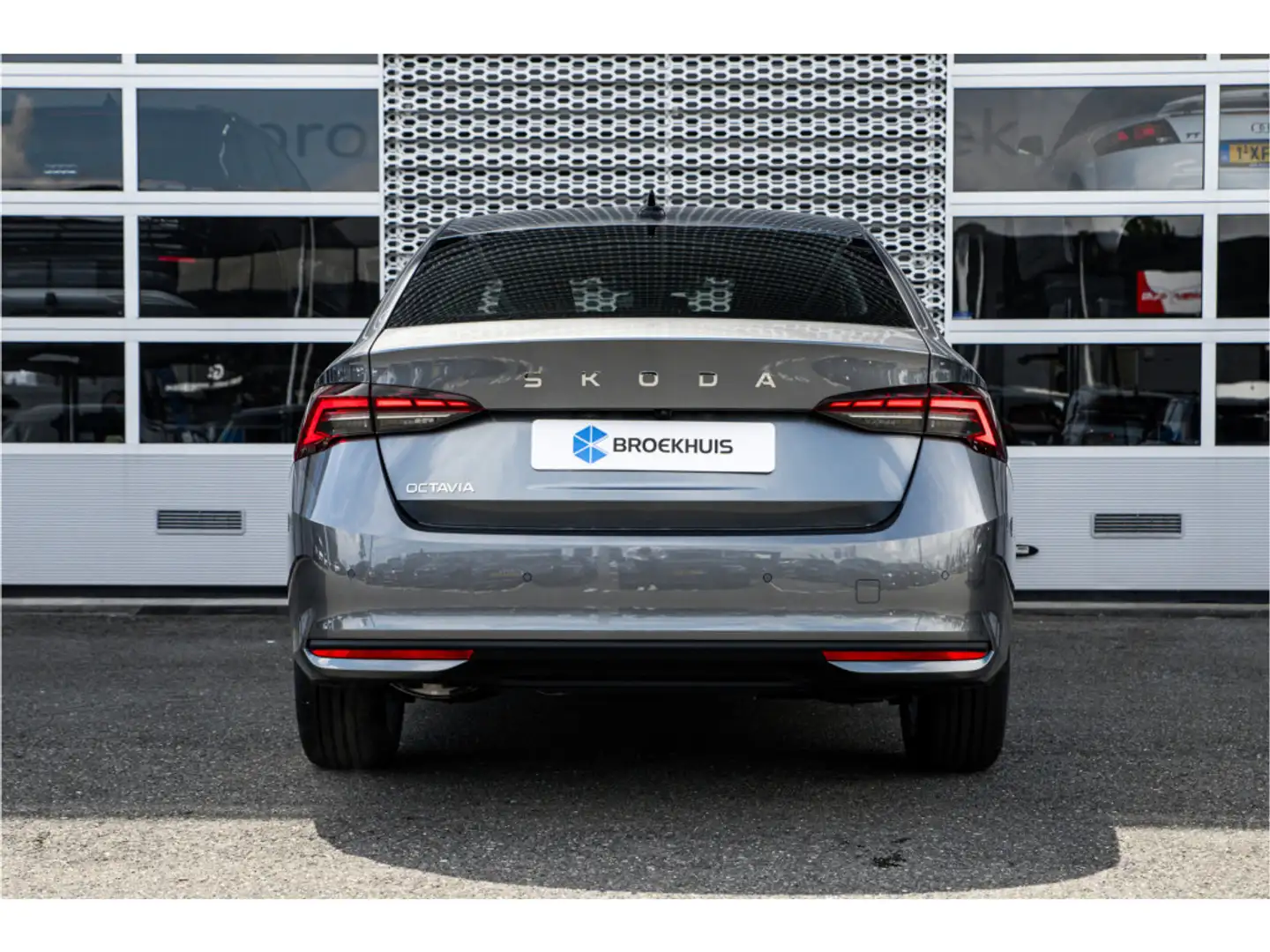 Skoda Octavia Hatchback | Achteruitrijcamera | Chromen grille | Grijs - 2