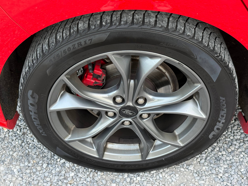Ford Focus ST-Line 1ier Propriétaire, Car Play, Toit Panoramique ! — photo 11
