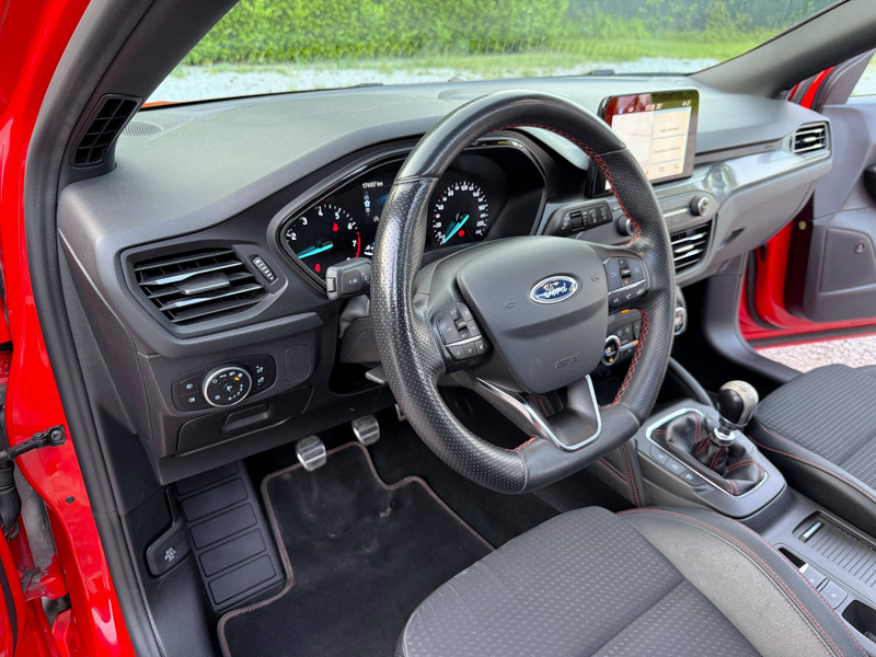 Ford Focus ST-Line 1ier Propriétaire, Car Play, Toit Panoramique ! — photo 13