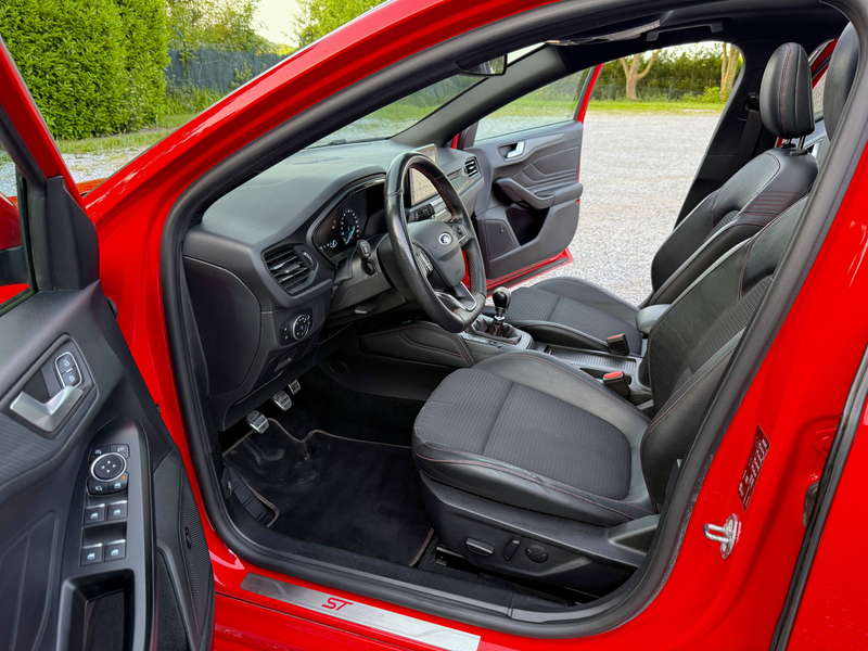 Ford Focus ST-Line 1ier Propriétaire, Car Play, Toit Panoramique ! — photo 12