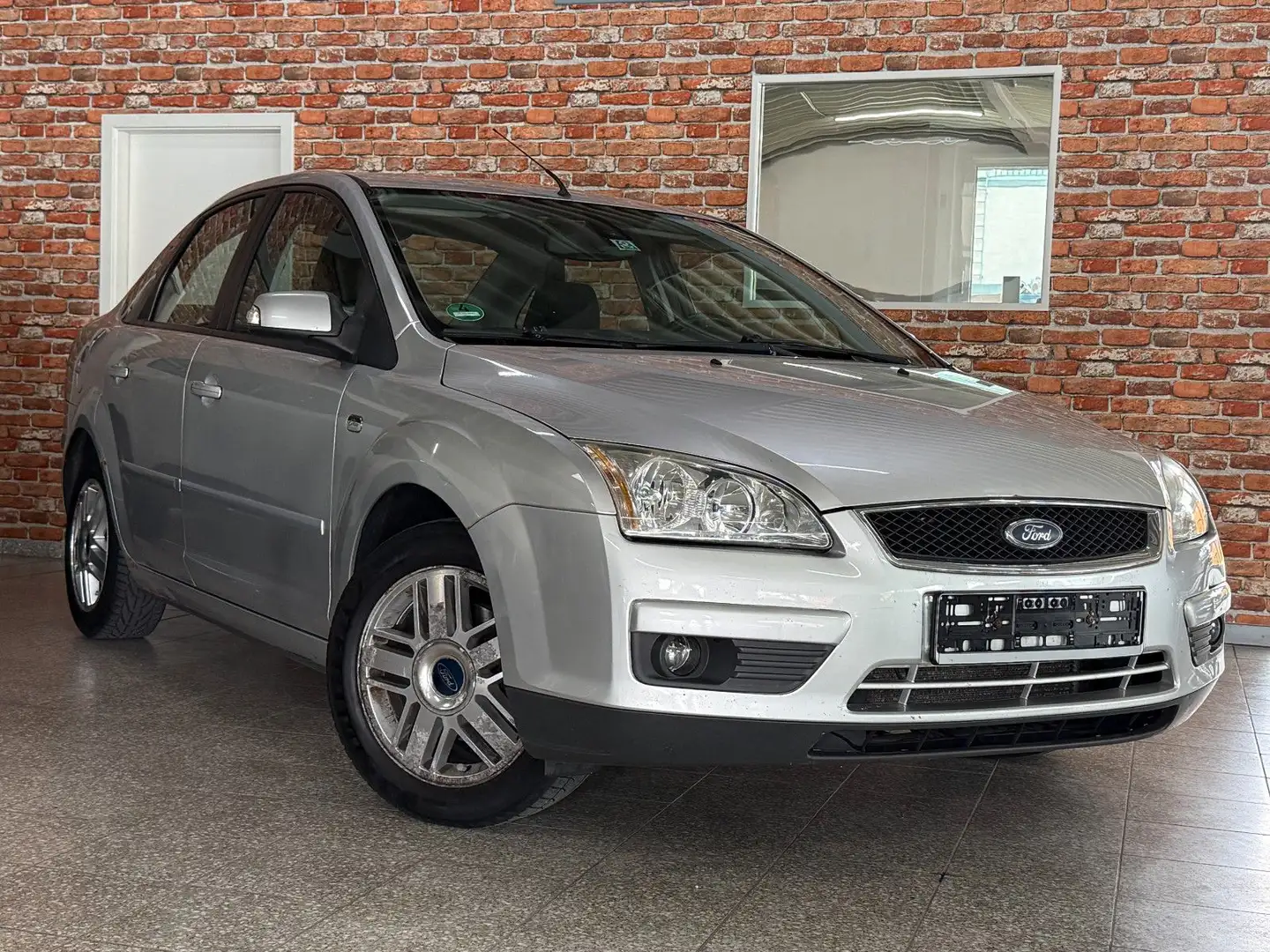 Ford Focus Lim. Ghia-2.0-Alu-Klima Plateado - 2
