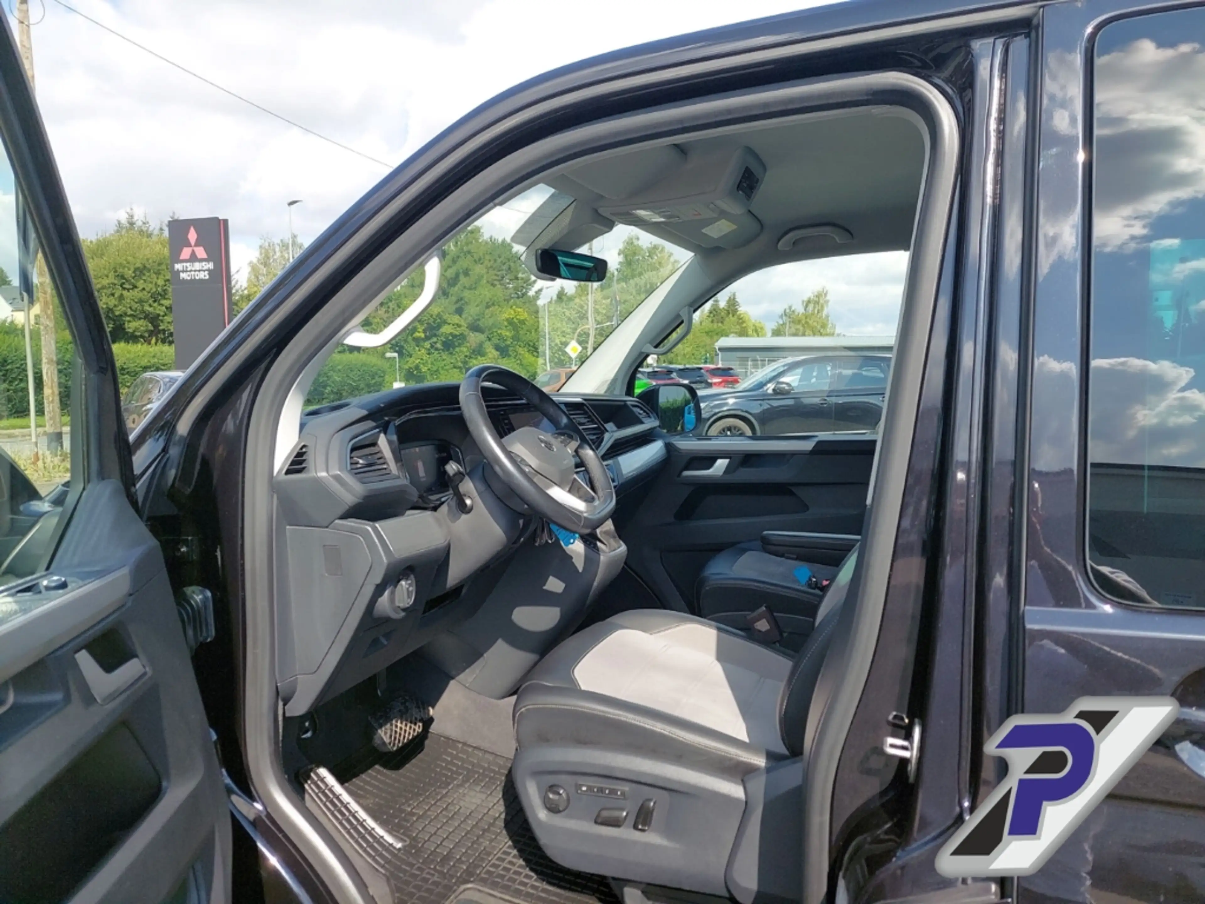 Volkswagen T6.1 Multivan Cruise FWD AD StandHZG AHK-abnehmbar Navi Leder Di — photo 12