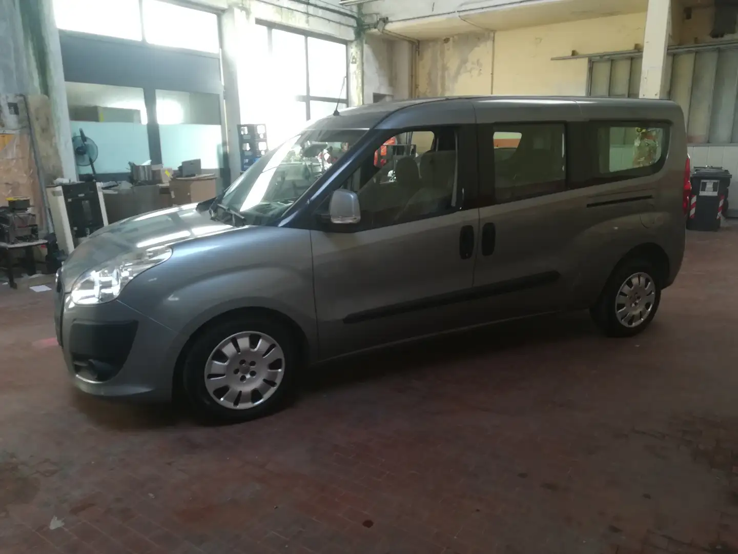 Fiat Doblo Gris - 2