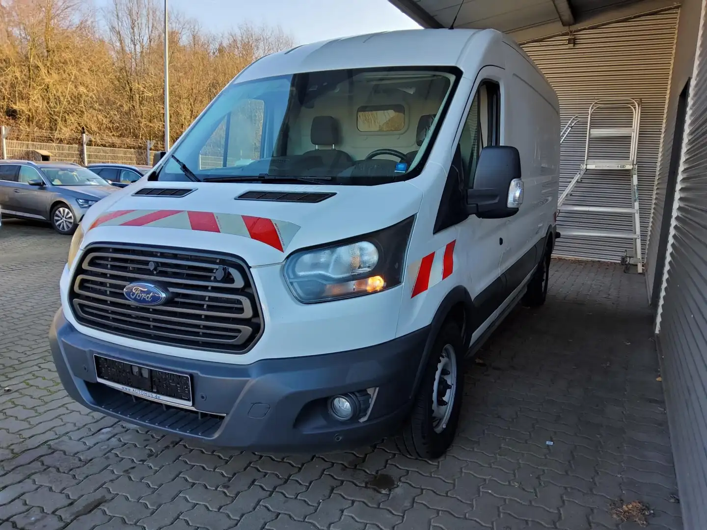 Ford Transit FT 350 2.0 TDCi L3H2 Navi Regalsystem Blanc - 2
