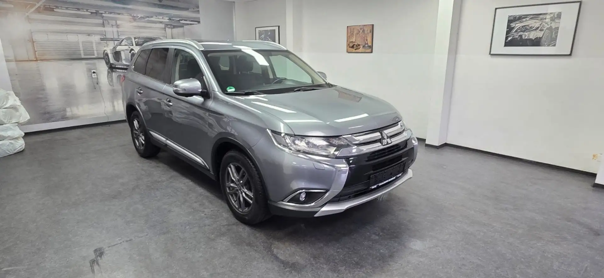 Mitsubishi Outlander 2.2 DI-D Edition+ 4WD Automatik AHK Grau - 2