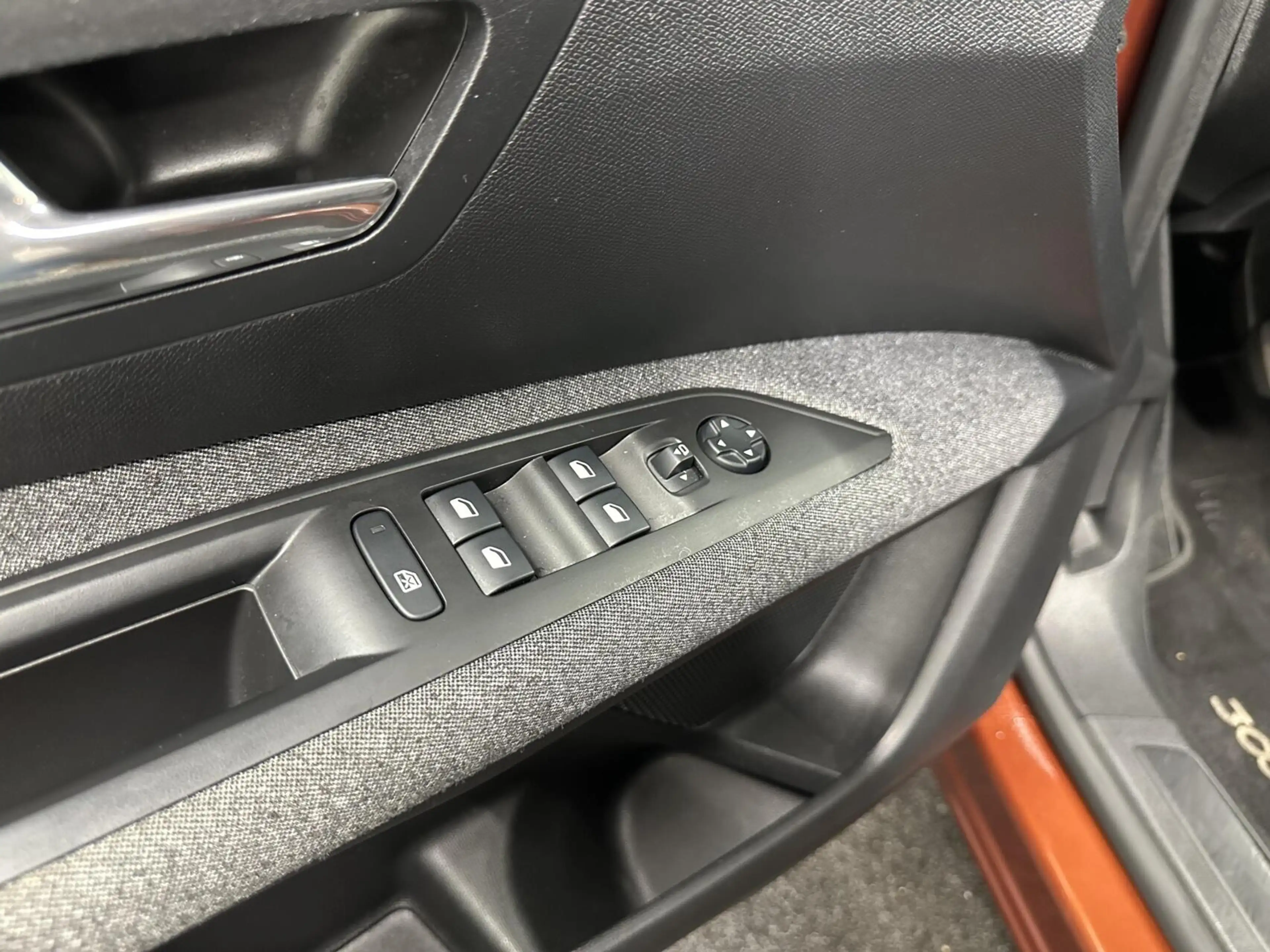 Peugeot 3008 1.2 PureTech Blue lease Executive Avantage NAVI CA — photo 14
