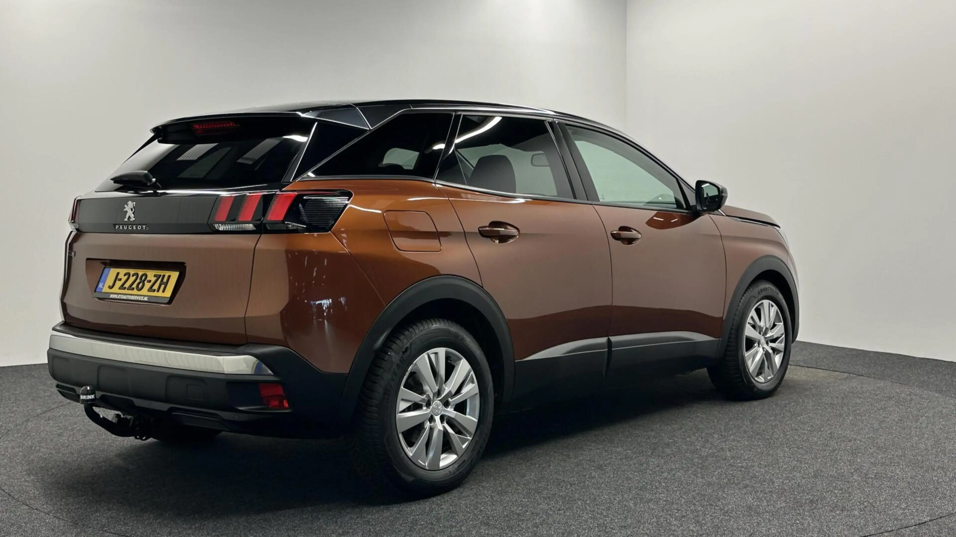Peugeot 3008 1.2 PureTech Blue lease Executive Avantage NAVI CA — photo 4