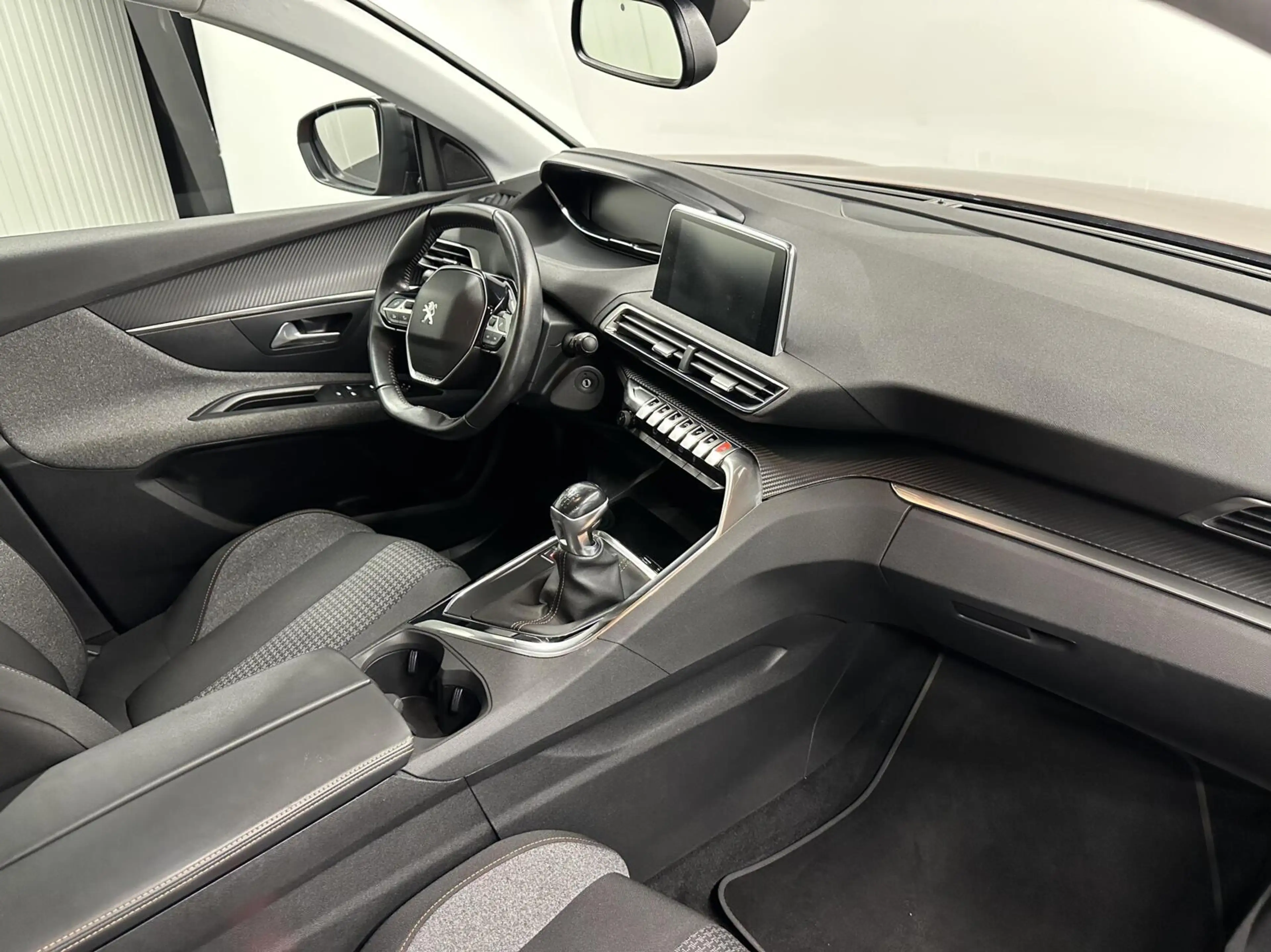 Peugeot 3008 1.2 PureTech Blue lease Executive Avantage NAVI CA — photo 10