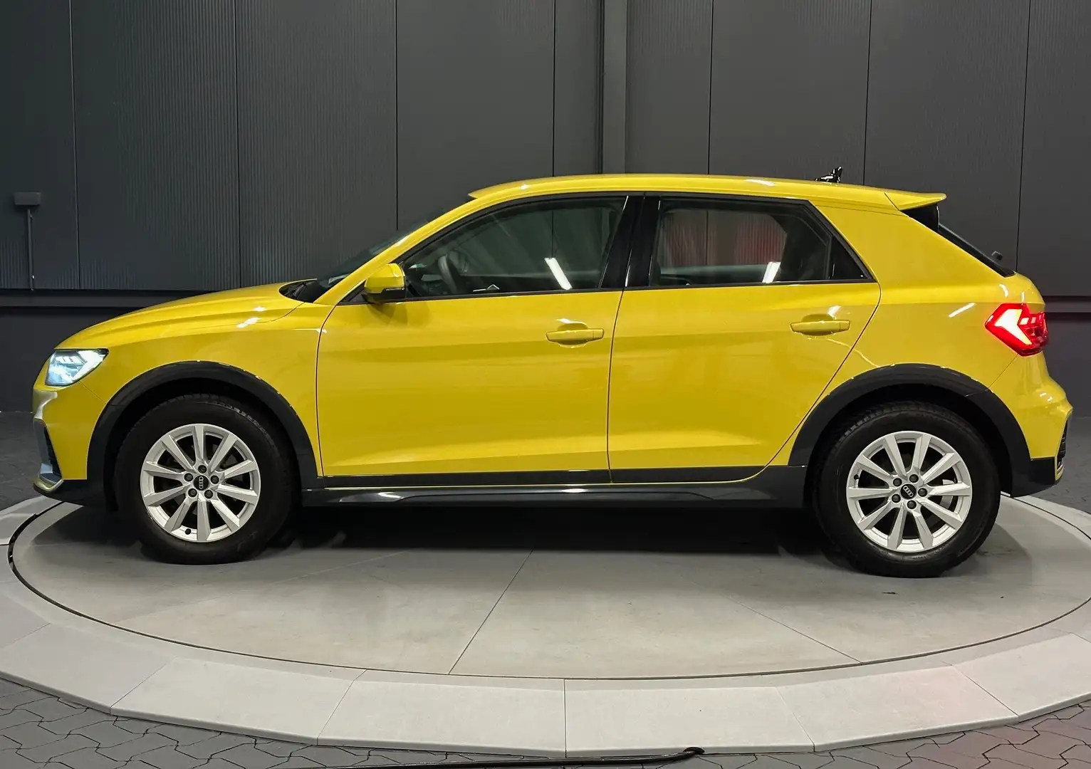 Audi A1 citycarver 25 TFSI basis*ACC*CarPlay*Sitzhzg*ALU* Jaune - 2