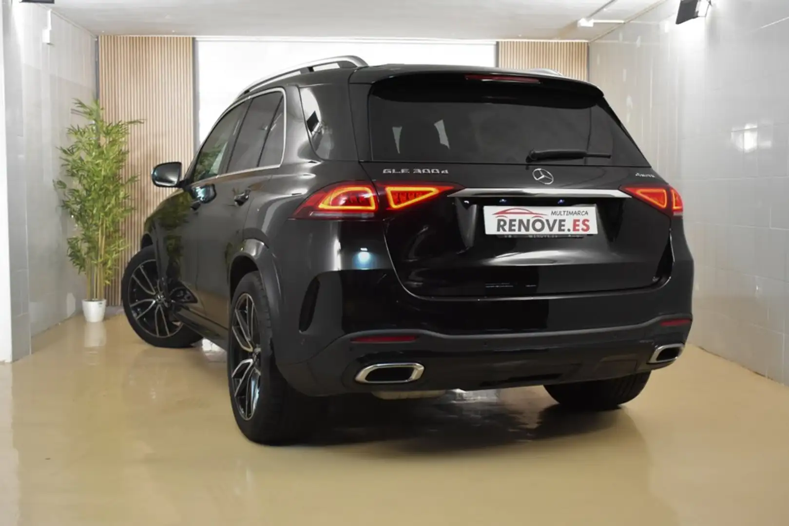 Mercedes-Benz SLR GLE 300 d 4MATIC crna - 2