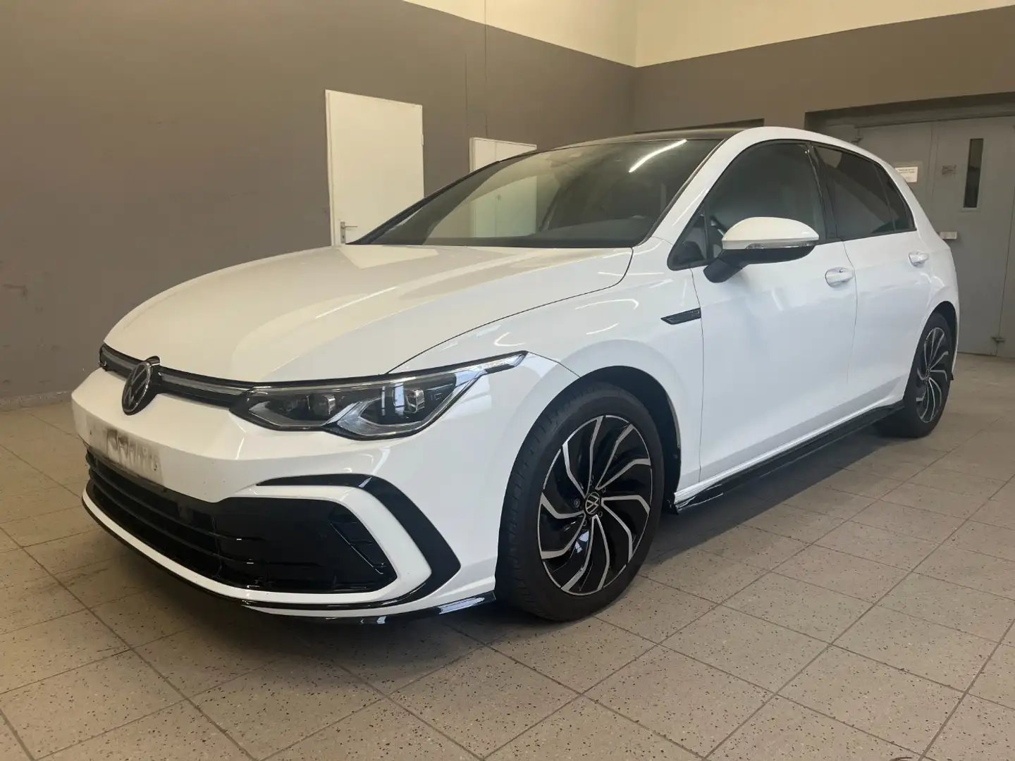 Volkswagen Golf VIII 1.5 eTSI R-Line DSG Pano*Matrix*NAV*ACC Weiß - 2