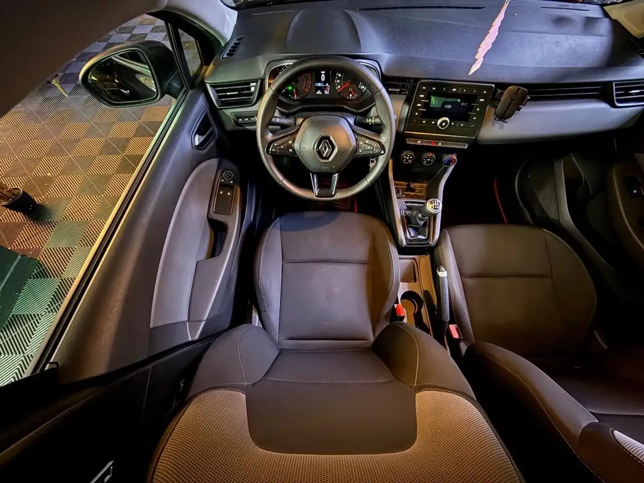 Renault Clio Citadine 5 portes — photo 17