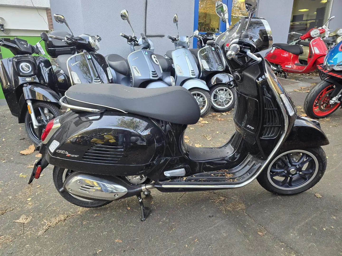 Vespa GTS Super 300 ABS ASR Keyless crna - 2