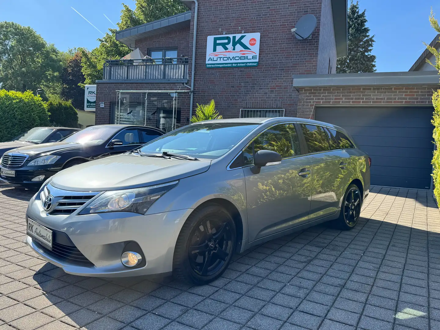 Toyota Avensis Combi 2.2 D-4D Automatik Edition (2014) Grau - 1