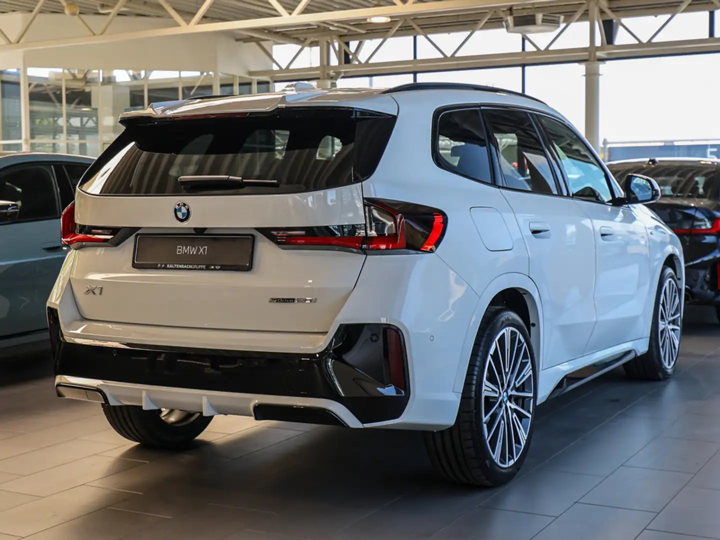BMW X1 sDrive 20i M-Sport Pro LED AKTIVSITZE AHK Blanc - 2