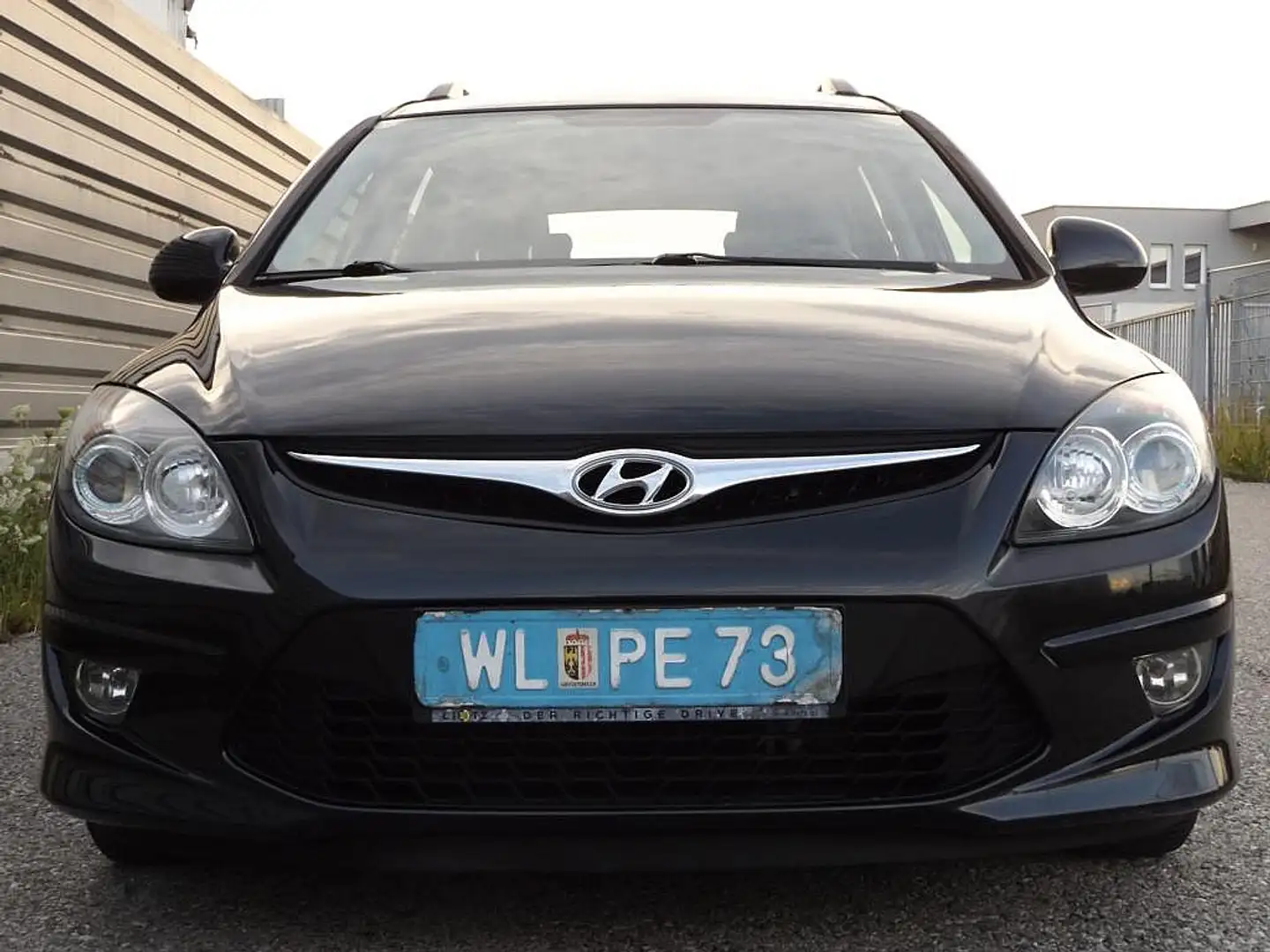 Hyundai i30 CW 1,6 CRDi Europe Klima AHK MFL Rostfrei 2Hand... Schwarz - 1