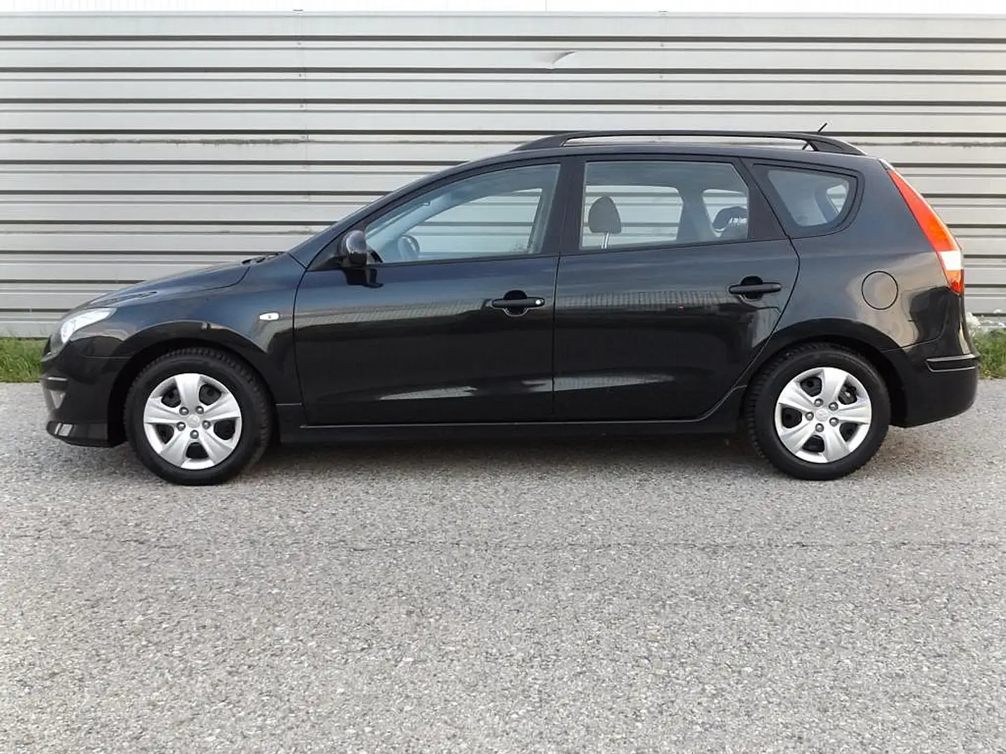 Hyundai i30 CW 1,6 CRDi Europe Klima AHK MFL Rostfrei 2Hand... Schwarz - 2