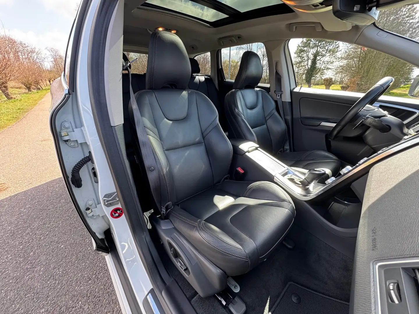 Volvo XC60 2.0 T5 FWD Polar+ / Automaat / Panorama dak / Lede Wit - 2