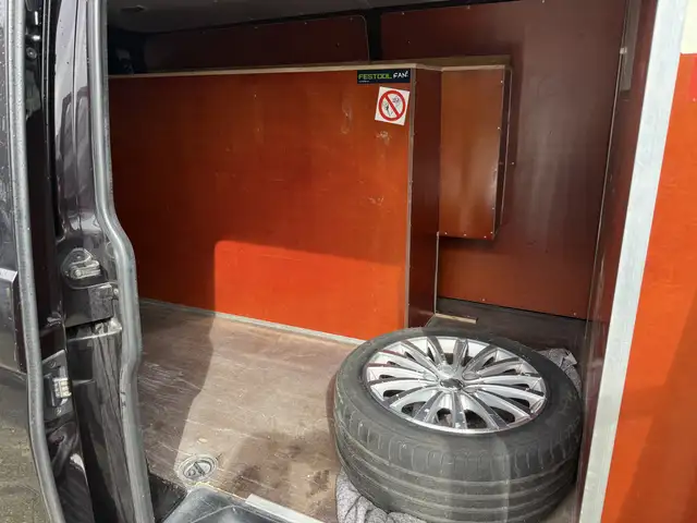 Volkswagen Transporter view 5