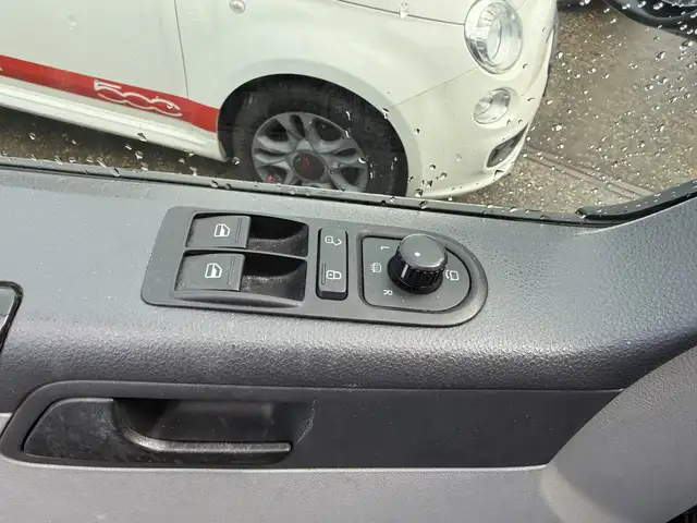 Volkswagen Transporter view 15