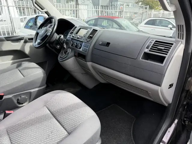 Volkswagen Transporter view 6