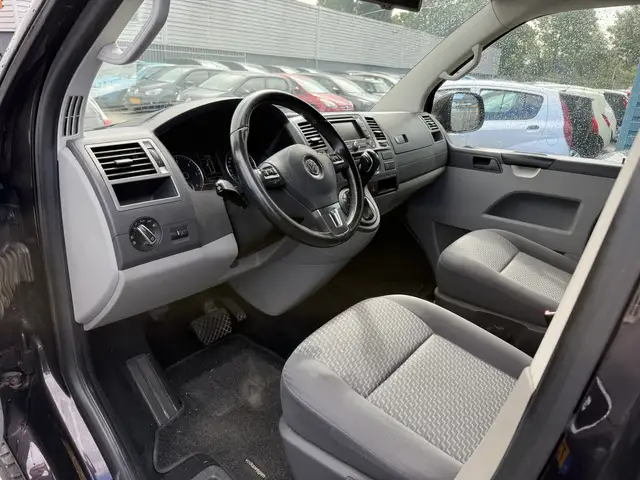 Volkswagen Transporter view 7